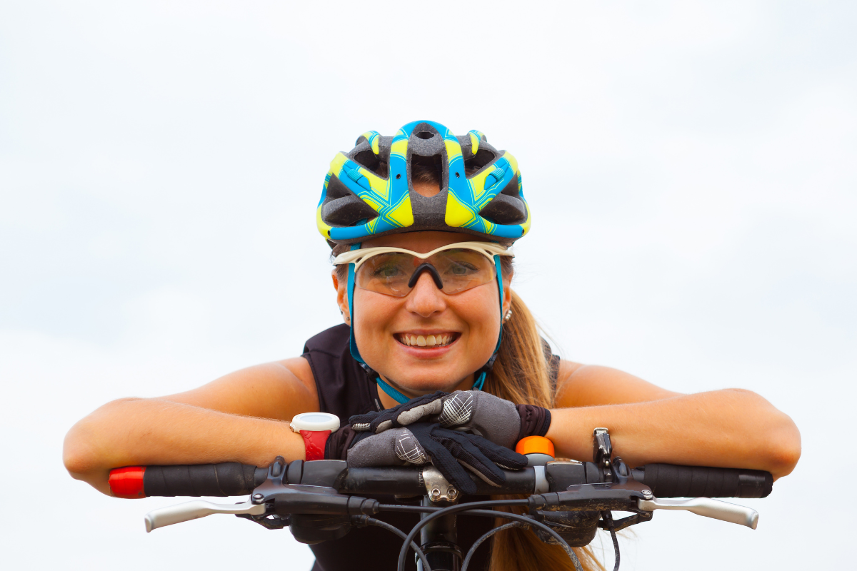 Mulher Em Uma Parada De Bicicleta Durante Uma Visão Vendo Na