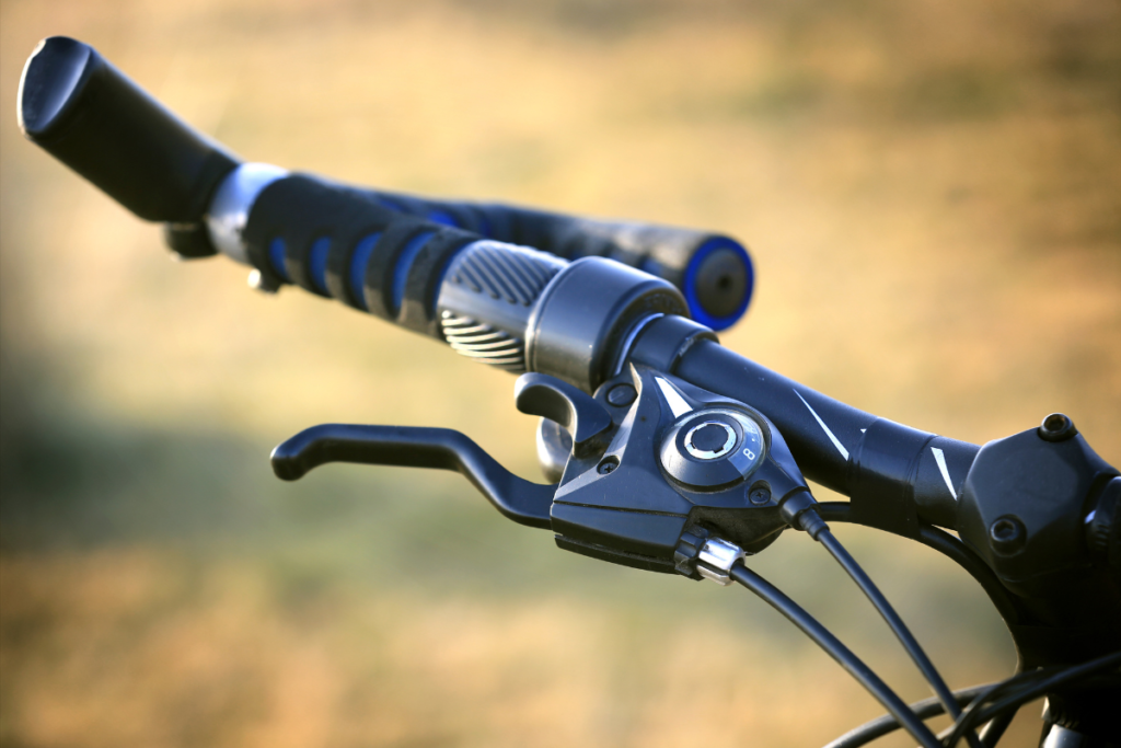 O freio de bicicleta é um componente importante para garantir a segurança do ciclista durante a pedalada. Ele é responsável por controlar a velocidade e parar a bicicleta quando necessário. Existem diversos tipos de freios para bicicleta, sendo que o mais comum é o freio a cabo, que pode ser encontrado tanto na roda dianteira quanto na traseira.