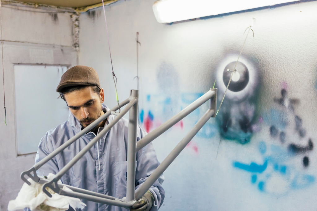 O quadro de uma bicicleta é a estrutura principal que conecta todas as outras peças, formando a base do veículo. Geralmente, o quadro é feito de materiais leves e resistentes, como alumínio, aço, carbono ou titânio, e pode apresentar diferentes formatos e geometrias, dependendo do tipo de bicicleta. O quadro é composto por diversos tubos e peças soldadas ou conectadas por meio de braçadeiras ou encaixes