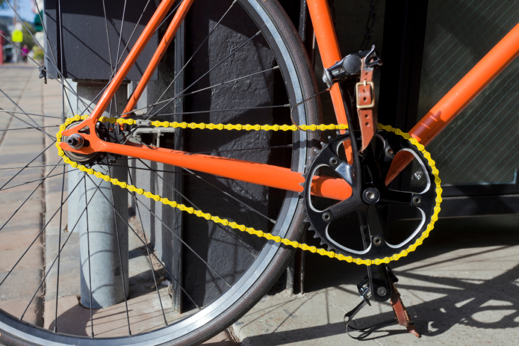 Uma transmissão de bicicleta consiste em um conjunto de peças que transferem a força da pedalada do ciclista para as rodas, permitindo que a bicicleta se mova para frente. Essas peças incluem o pedivela, a corrente, o cassete e os câmbios, tanto dianteiro quanto traseiro.