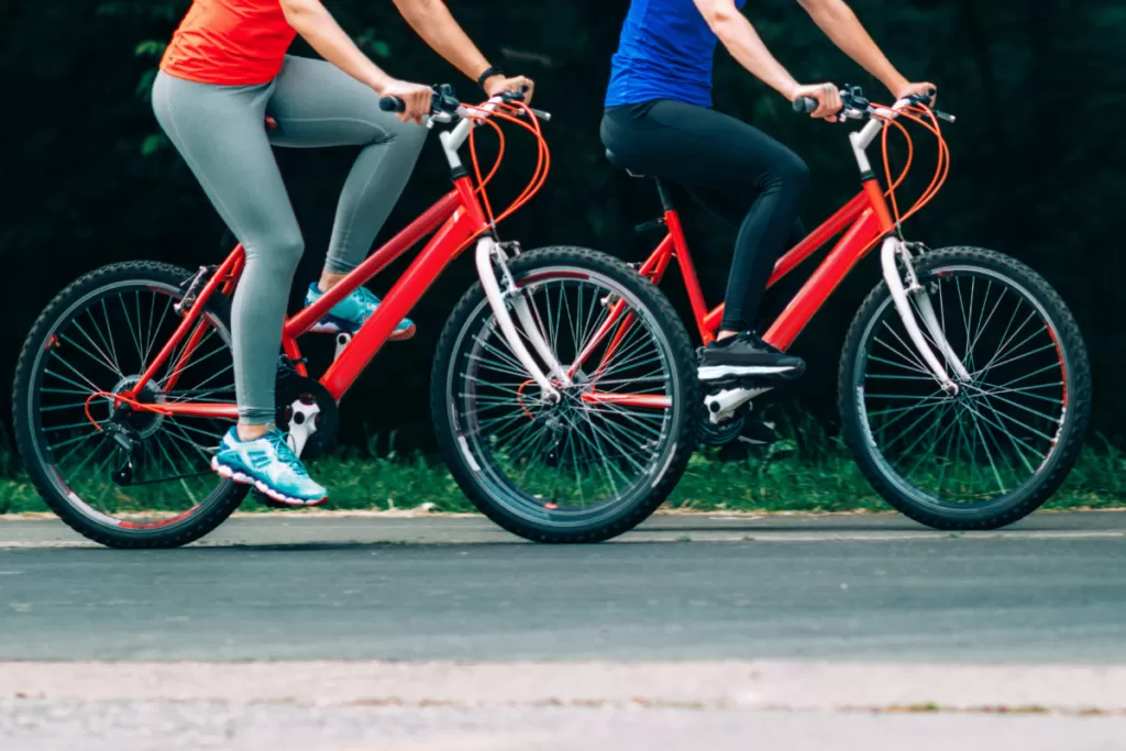 duas pessoas na bicicleta