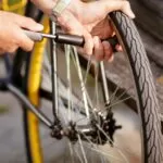 Encher pneu de bicicleta com bombinha manual